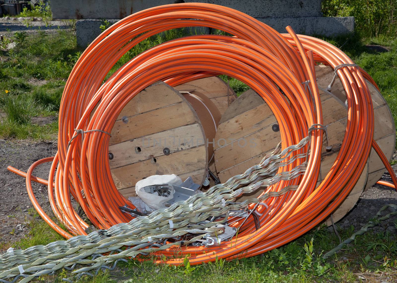 Cable accessories for fiber-optic communication lines