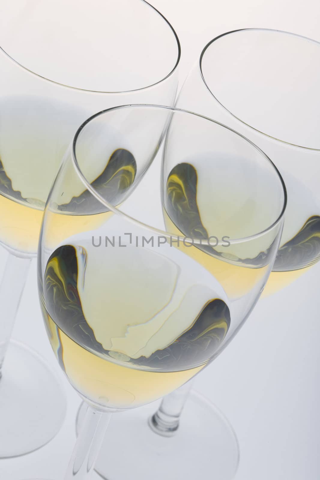 wineglasses with white wine