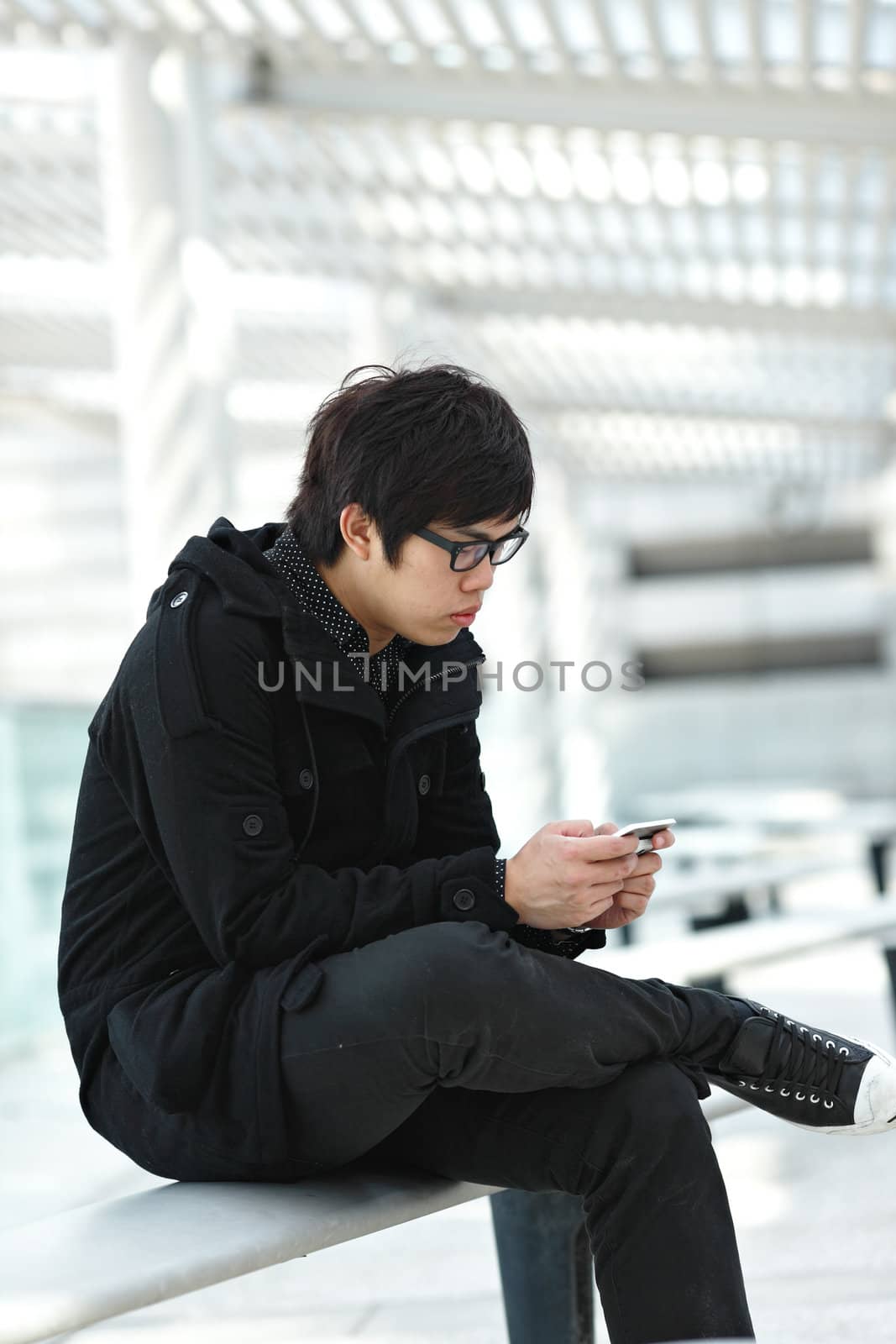 man texting on cell phone by leungchopan