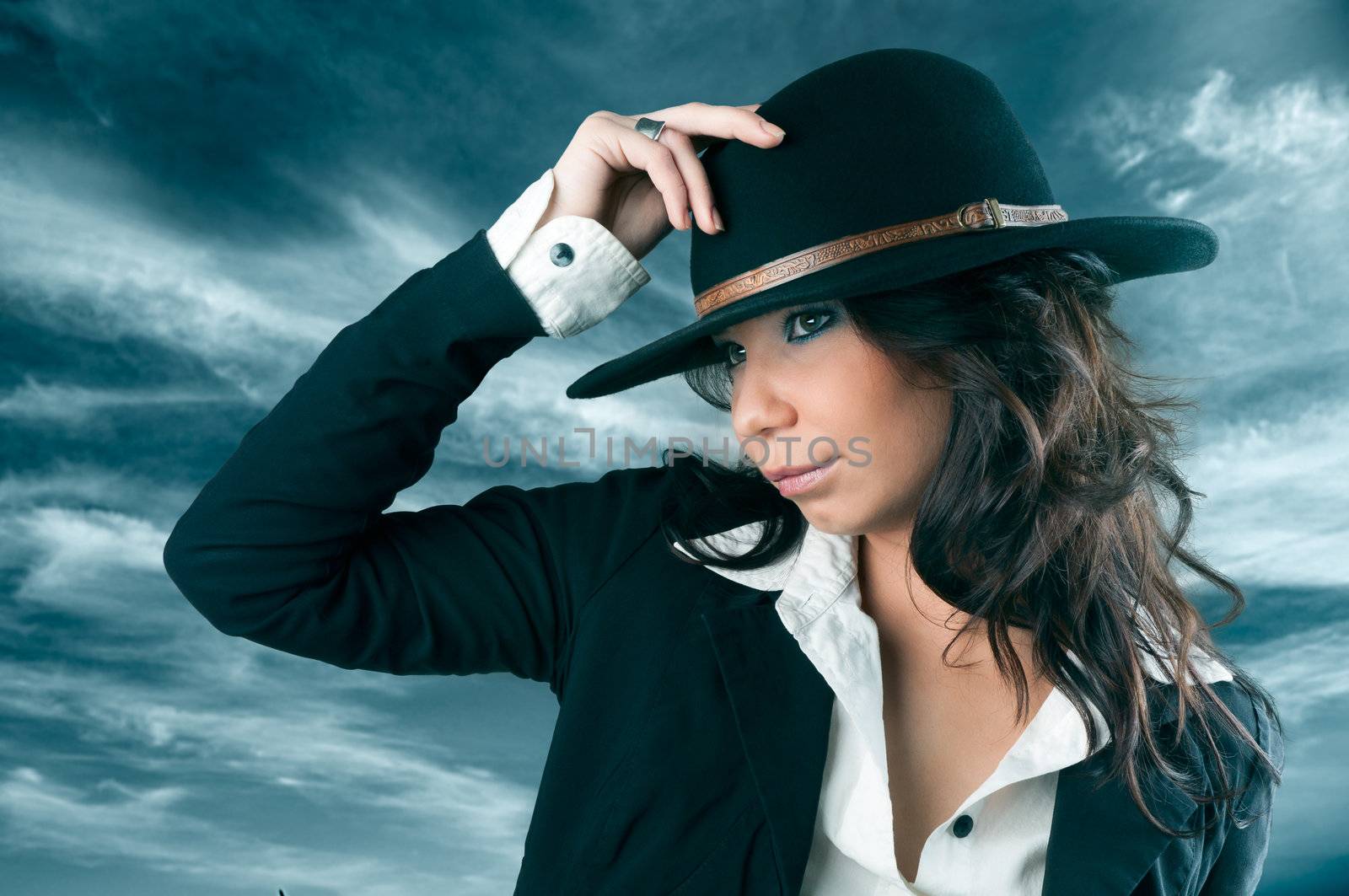  Beautiful woman in cowboy hat.