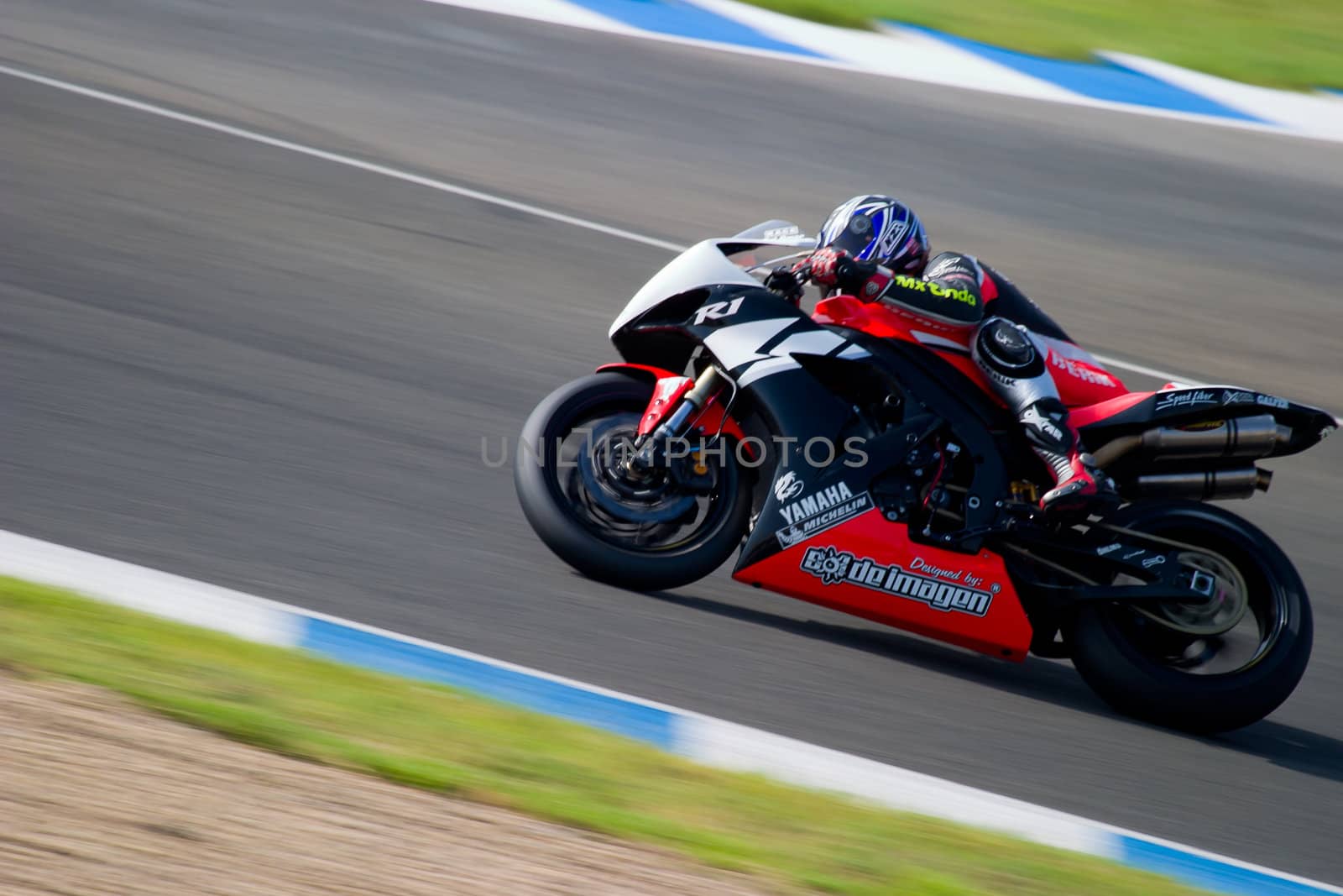 JEREZ DE LA FRONTERA, SPAIN - SEP 03: Pilot of motorcycling of Formula Extreme in the Spanish championship of velocity (CEV) on Sep 03, 2005, in racetrack of velocity of Jerez de la Frontera
