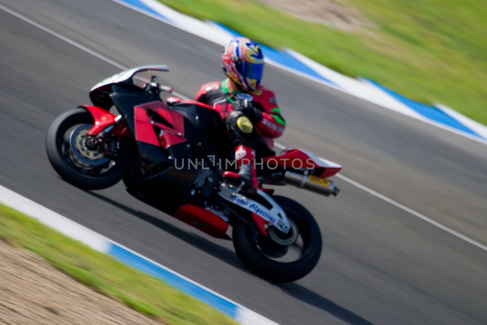 JEREZ DE LA FRONTERA, SPAIN - SEP 03: Pilot of motorcycling of Formula Extreme in the Spanish championship of velocity (CEV) on Sep 03, 2005, in racetrack of velocity of Jerez de la Frontera