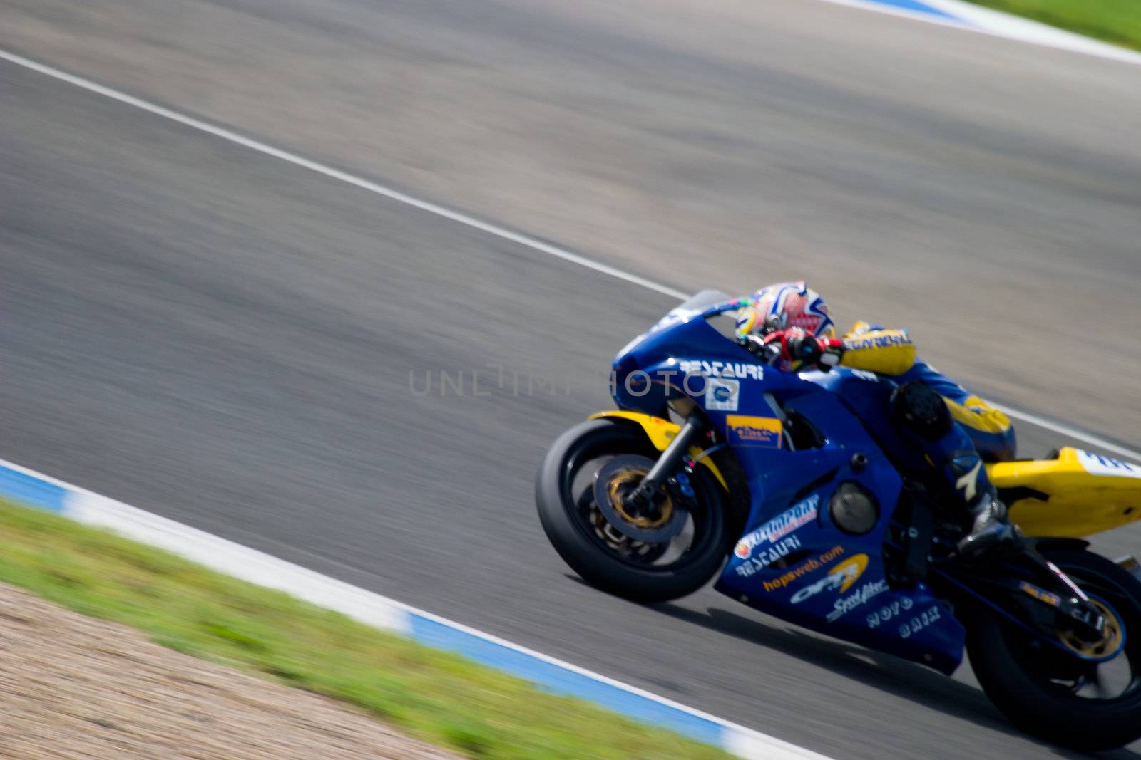 JEREZ DE LA FRONTERA, SPAIN - SEP 03: Pilot of motorcycling of Supersport in the Spanish championship of velocity (CEV) on Sep 03, 2005, in racetrack of velocity of Jerez de la Frontera