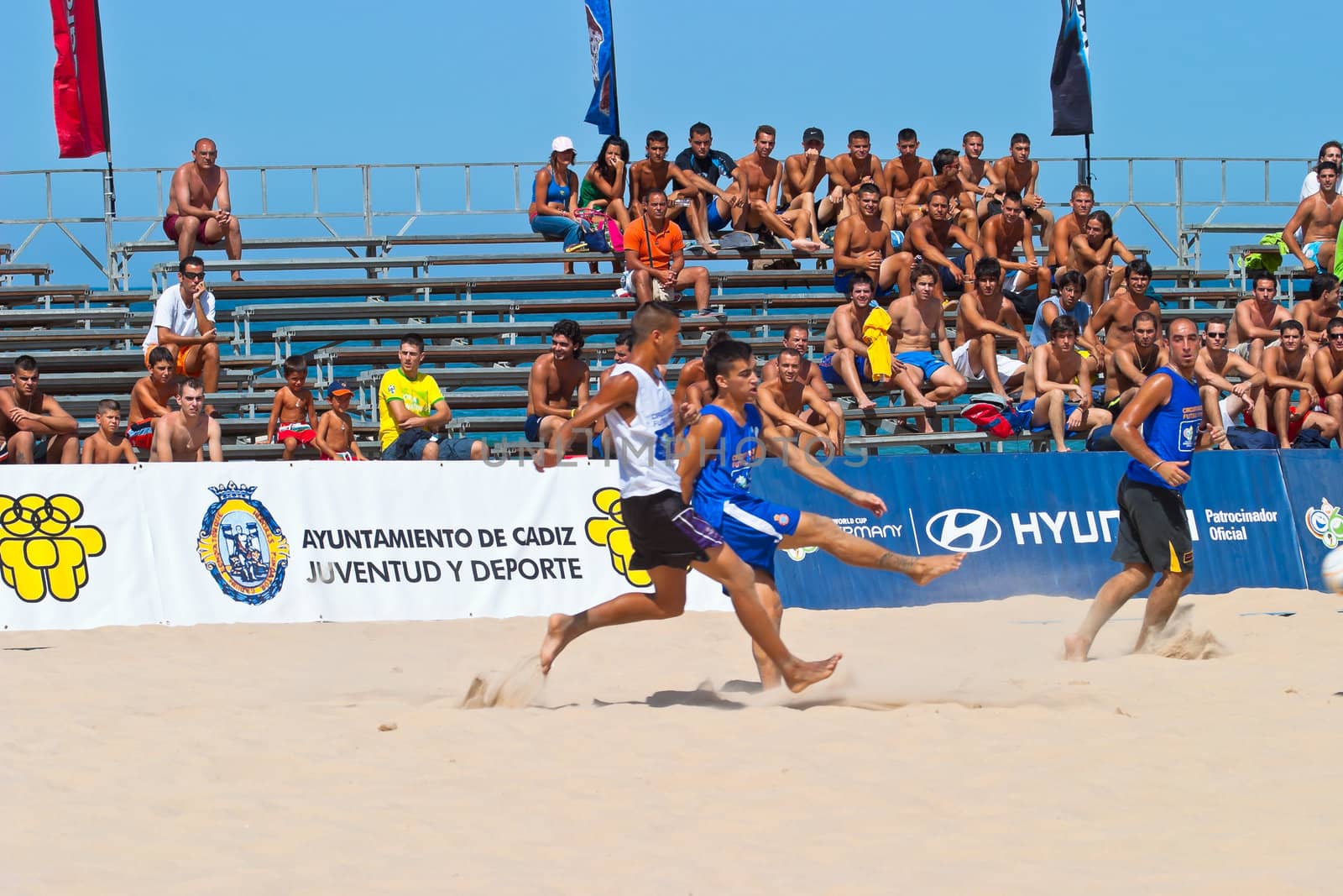 CADIZ, SPAIN -  JUL 22:  Unknown players of unknown team playing the Spanish Championship of Beach Soccer on Jul 22, 2006 on the beach of La Victoria in Cadiz, Spain