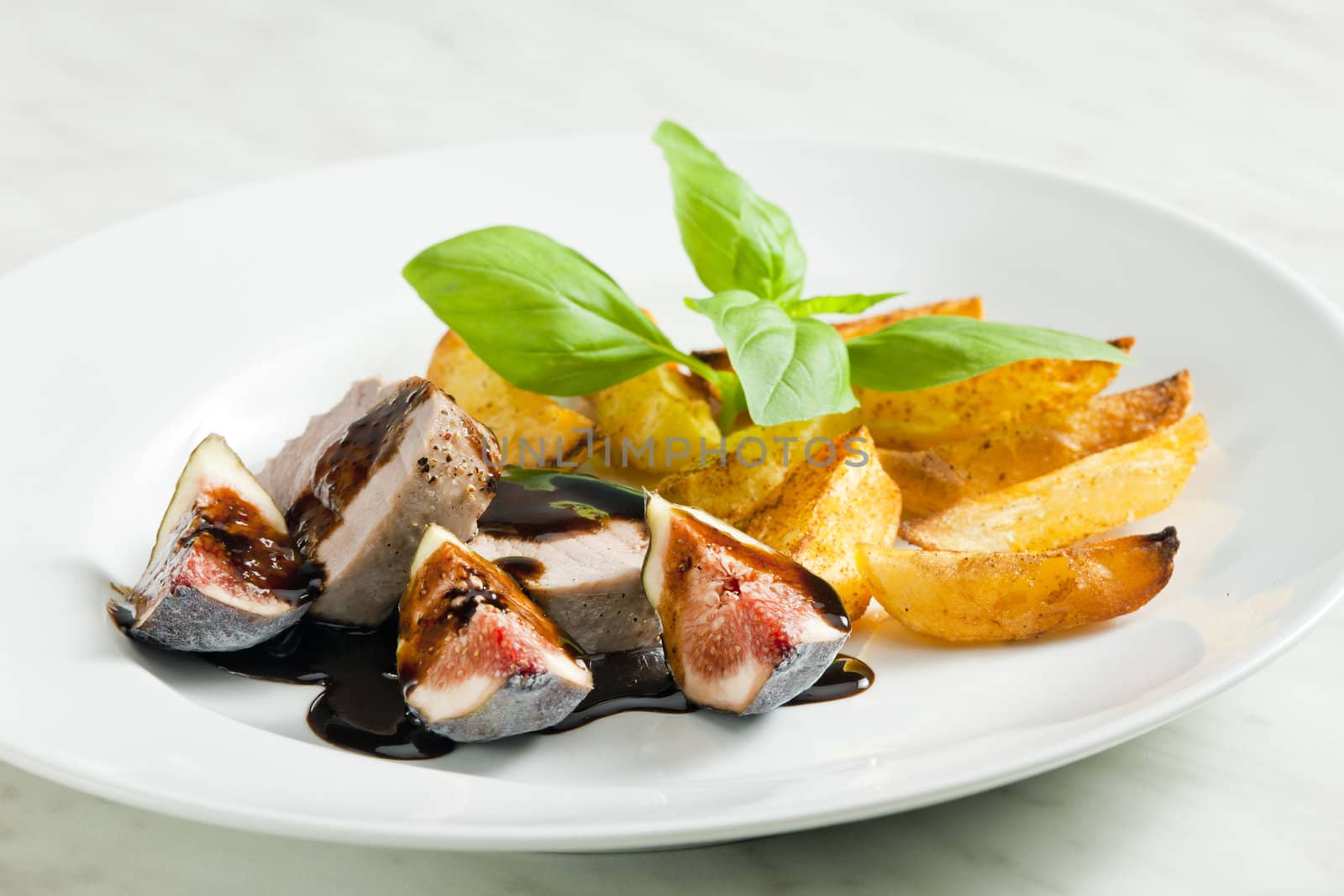 pork tenderloin with figs and sauce of balsamico vinegar