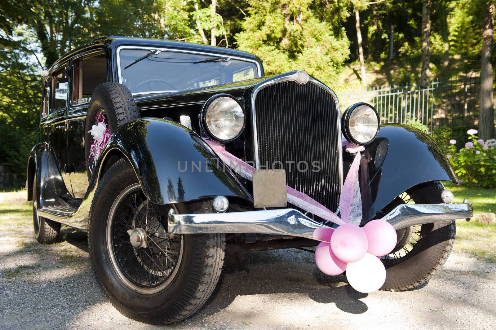 particular
of an old car decorated for a wedding
