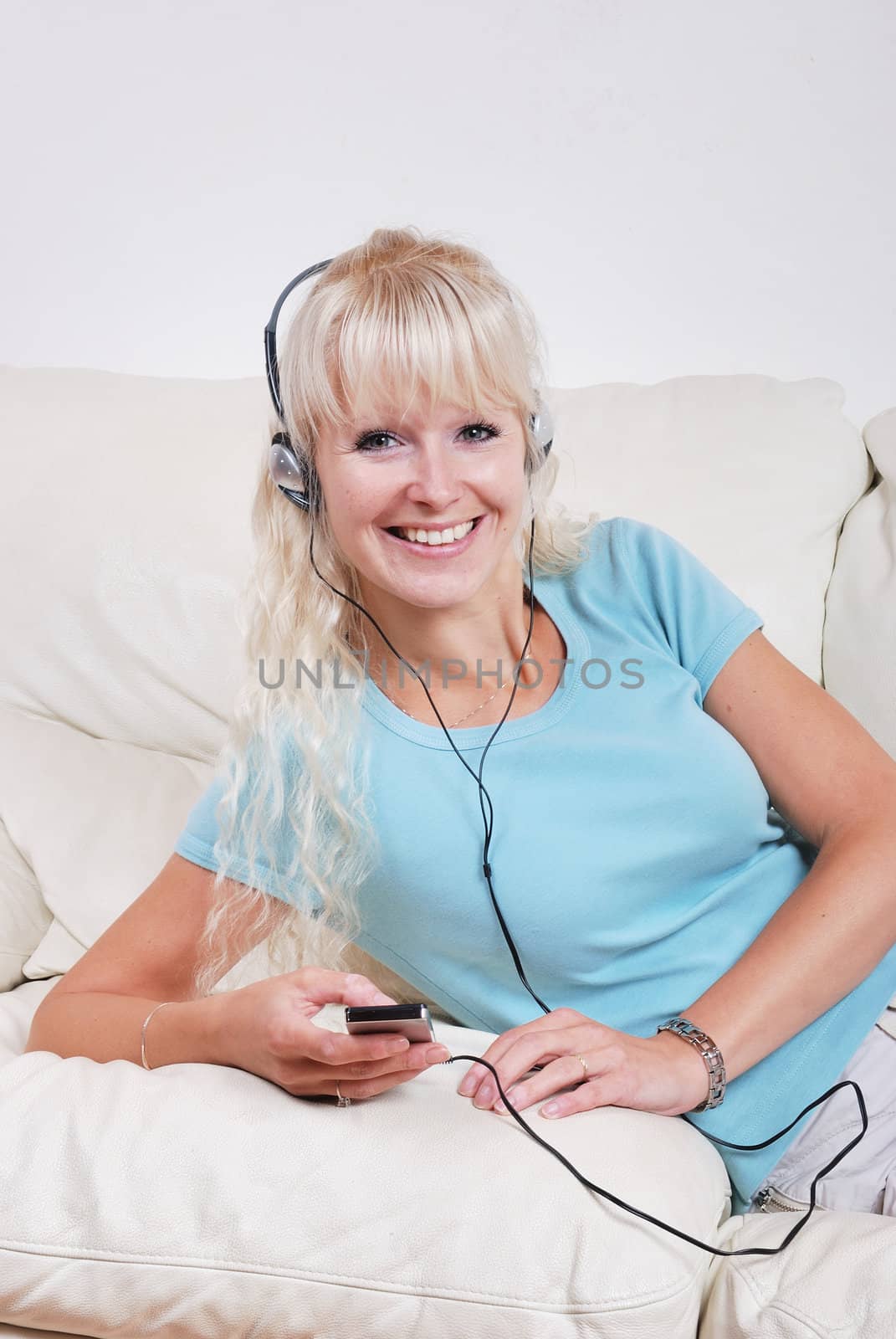 Blond woman listening to her mp3 player