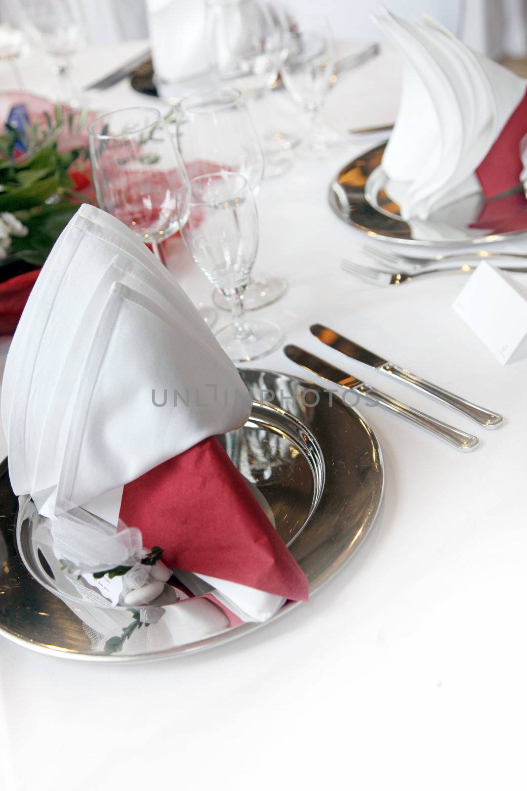 Formal, elegant table decoration in red  by Farina6000