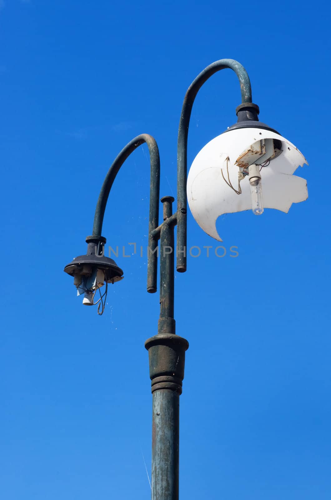 A streetlight still works despite abuse 
