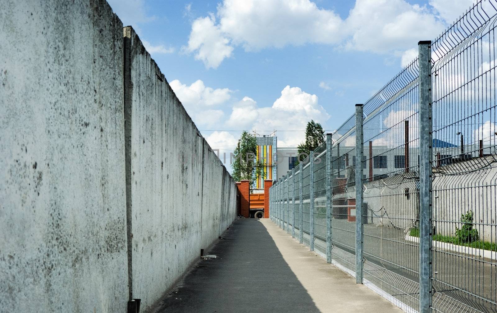 longest path between high fences in a closed area