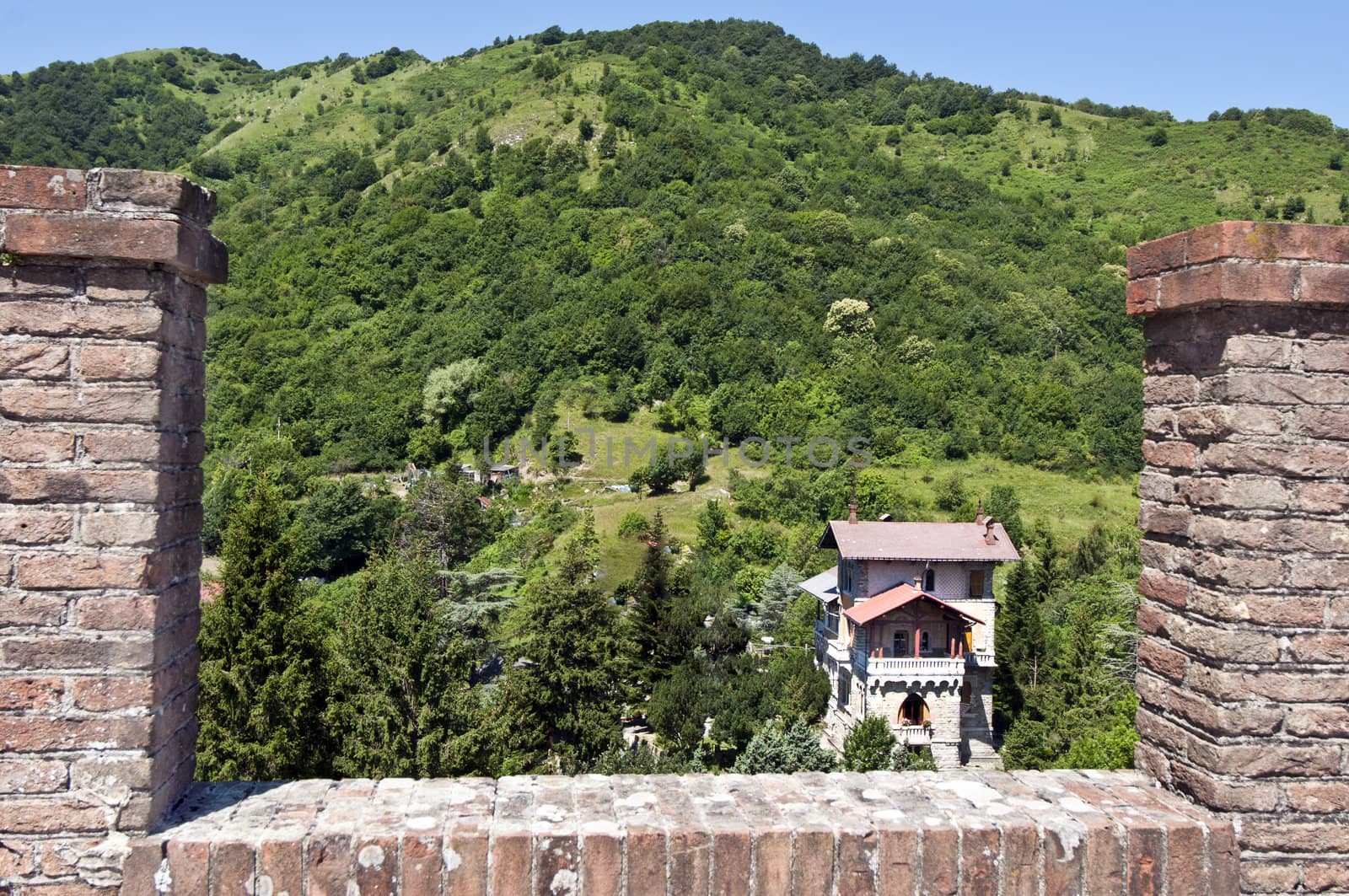overview of an ancient residential home
built in stone
