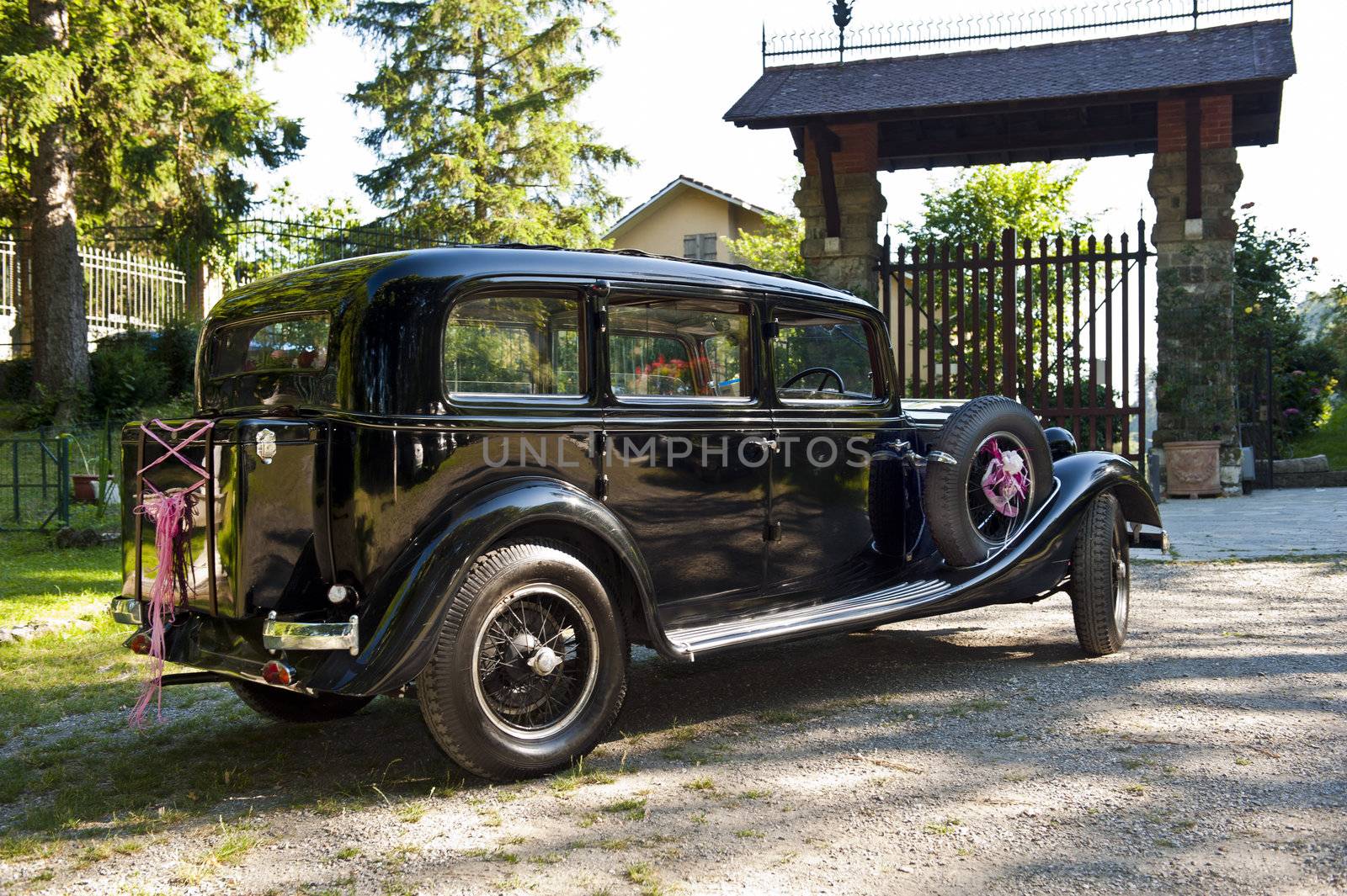 particular
of an old car decorated for a wedding