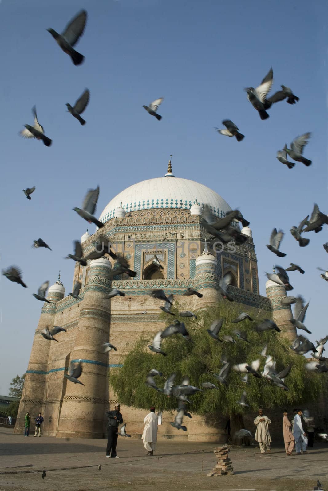Mausoleum of Shah Rukn-e-Alam by haiderazim