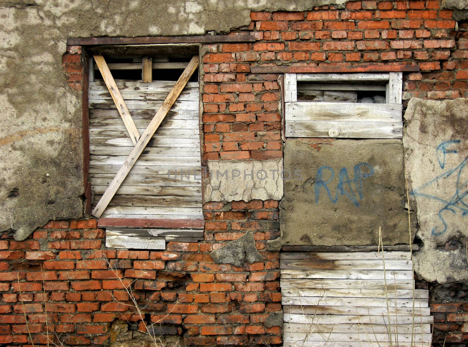 Rusty window and door by zeffss