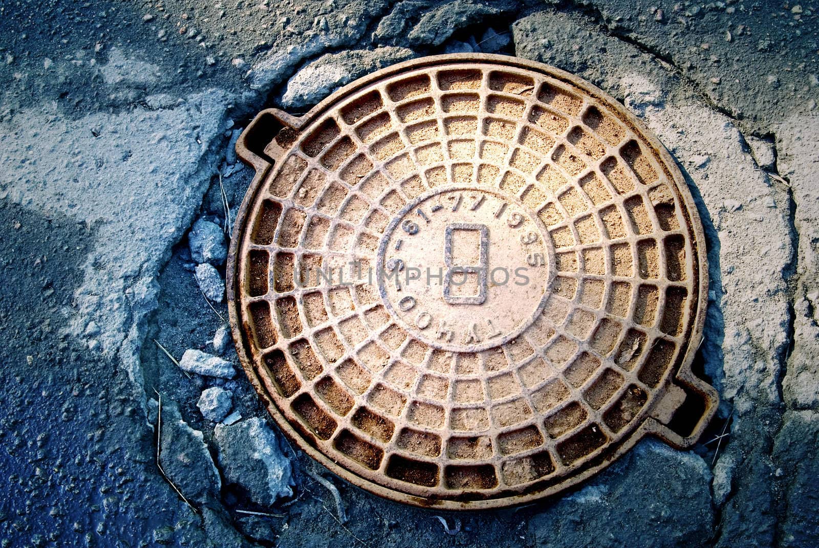 Rusty manhole cover 