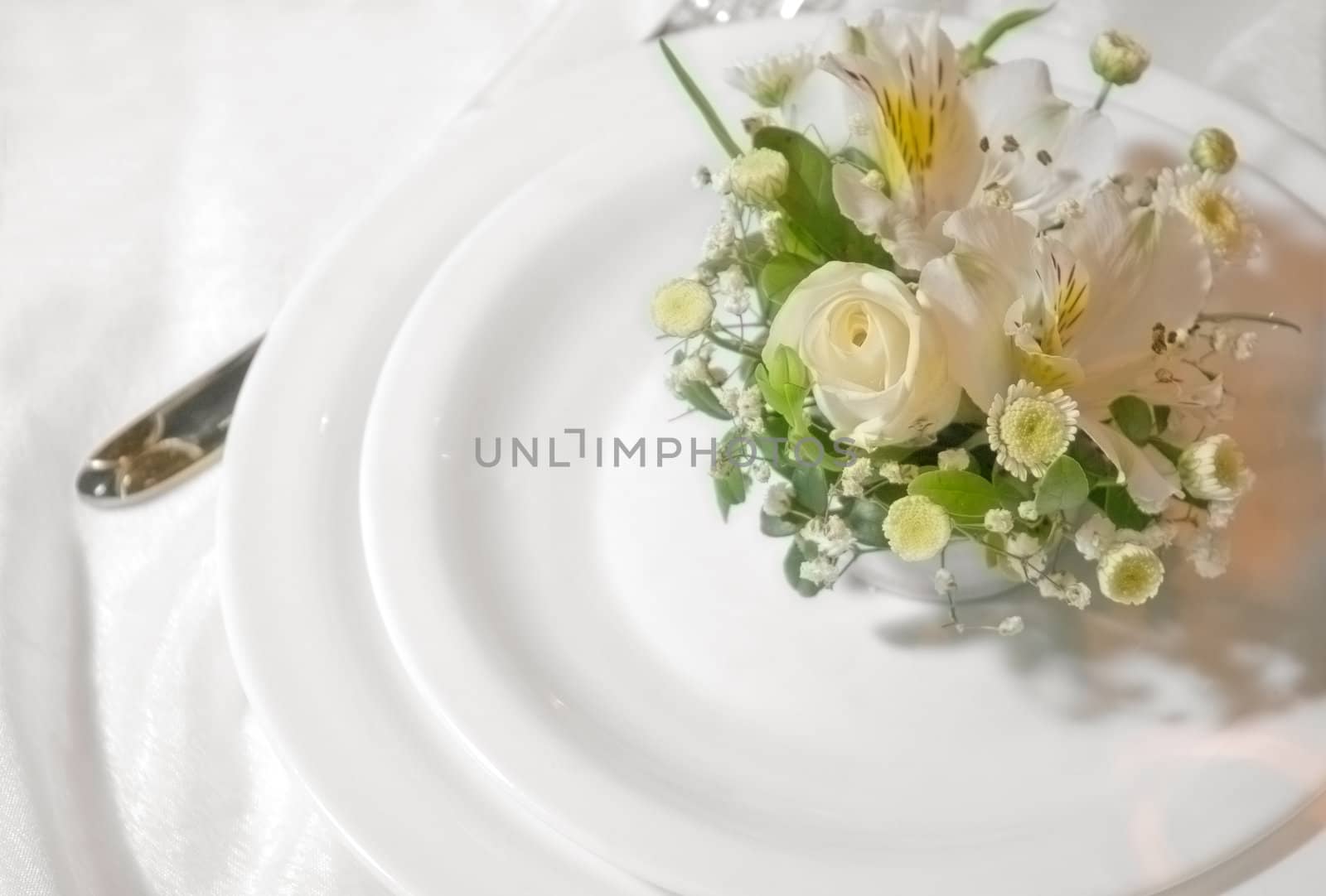  Plates and glasses decorated with flowers 