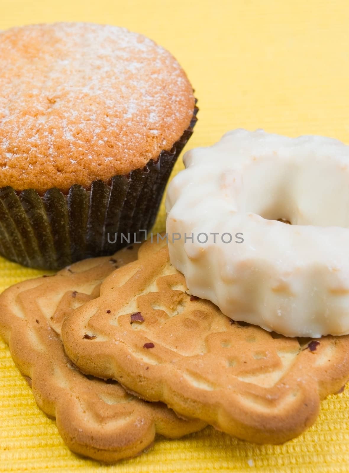 Powdered cake, glazed cake and biscuits