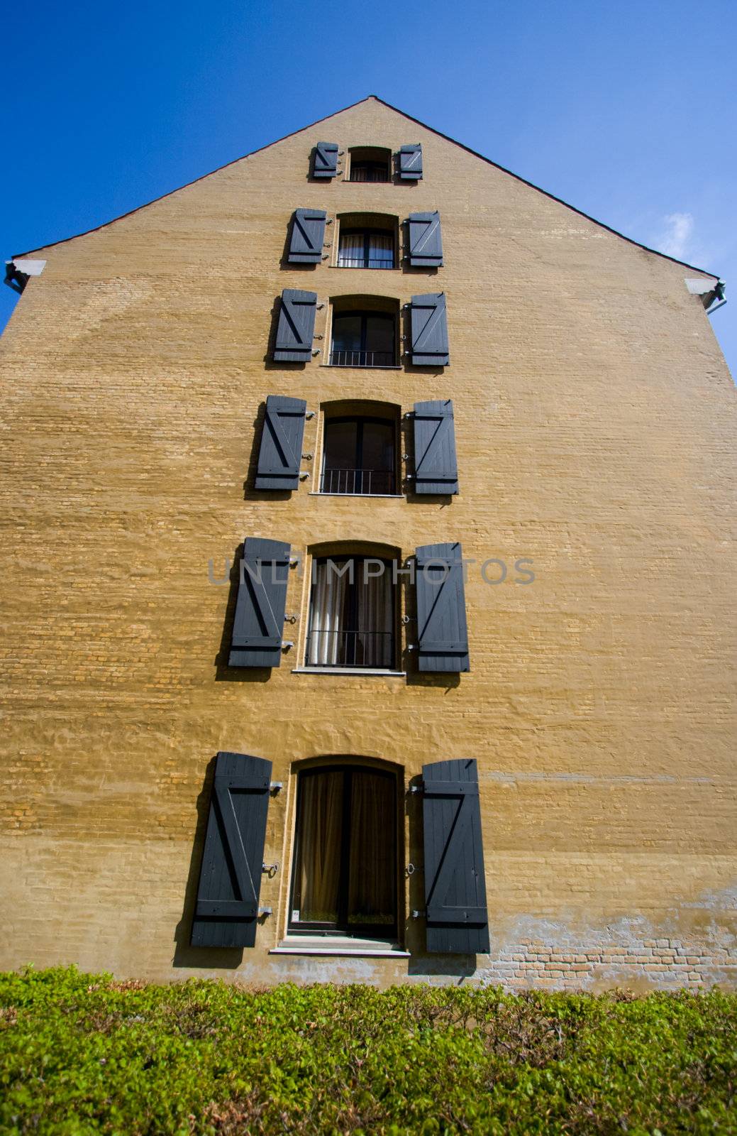 Side of a house with shape of arrow