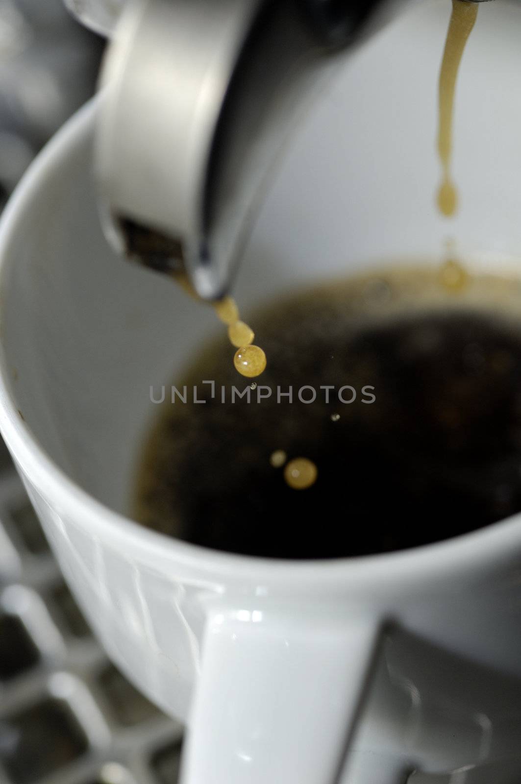 machine filling the white coffee cup