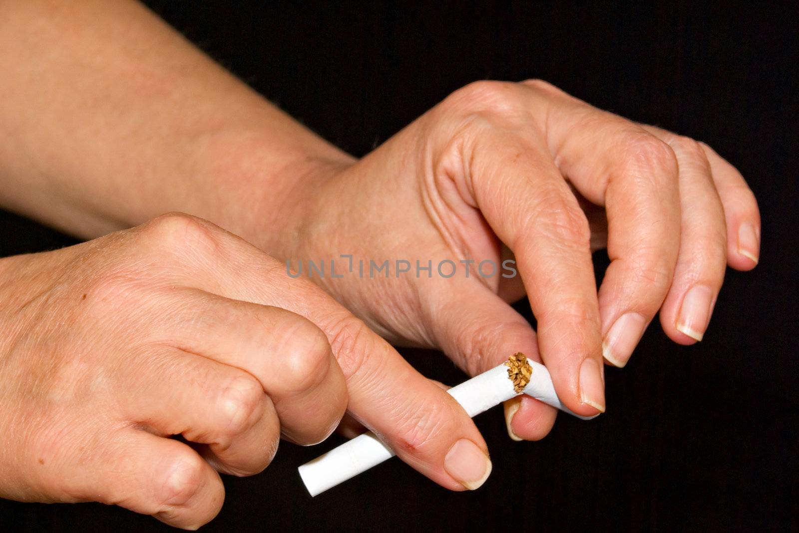 hands break the cigarette