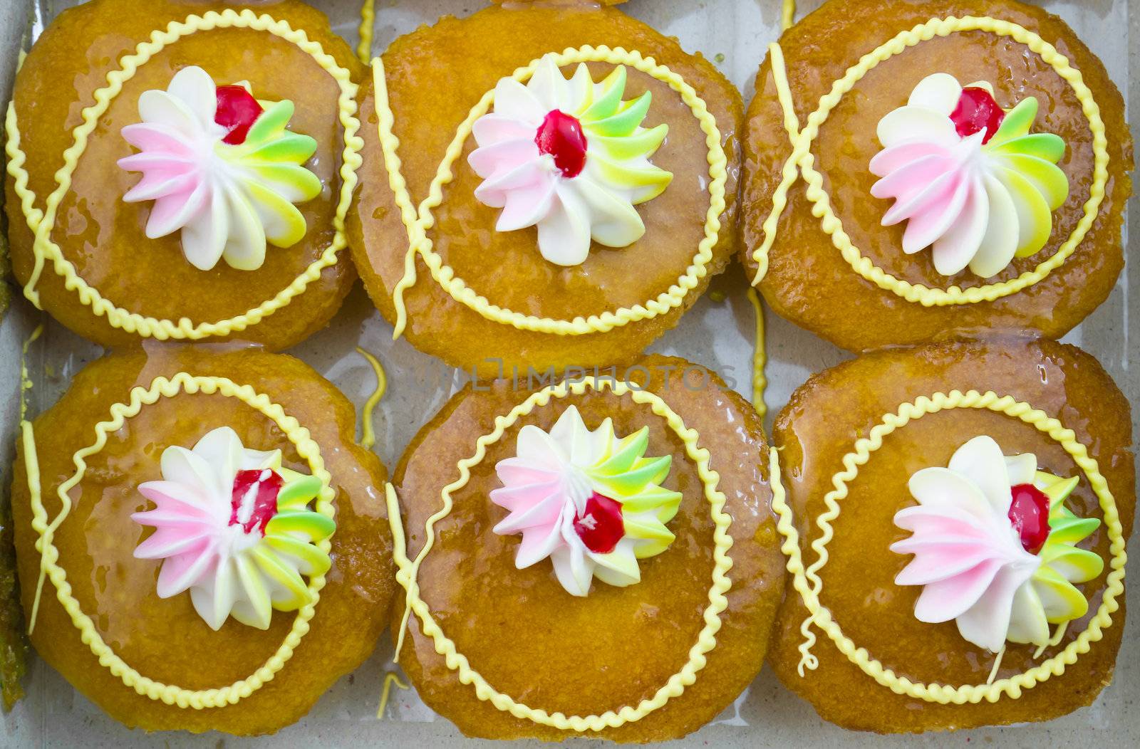 Freshly baked cup cakes in row