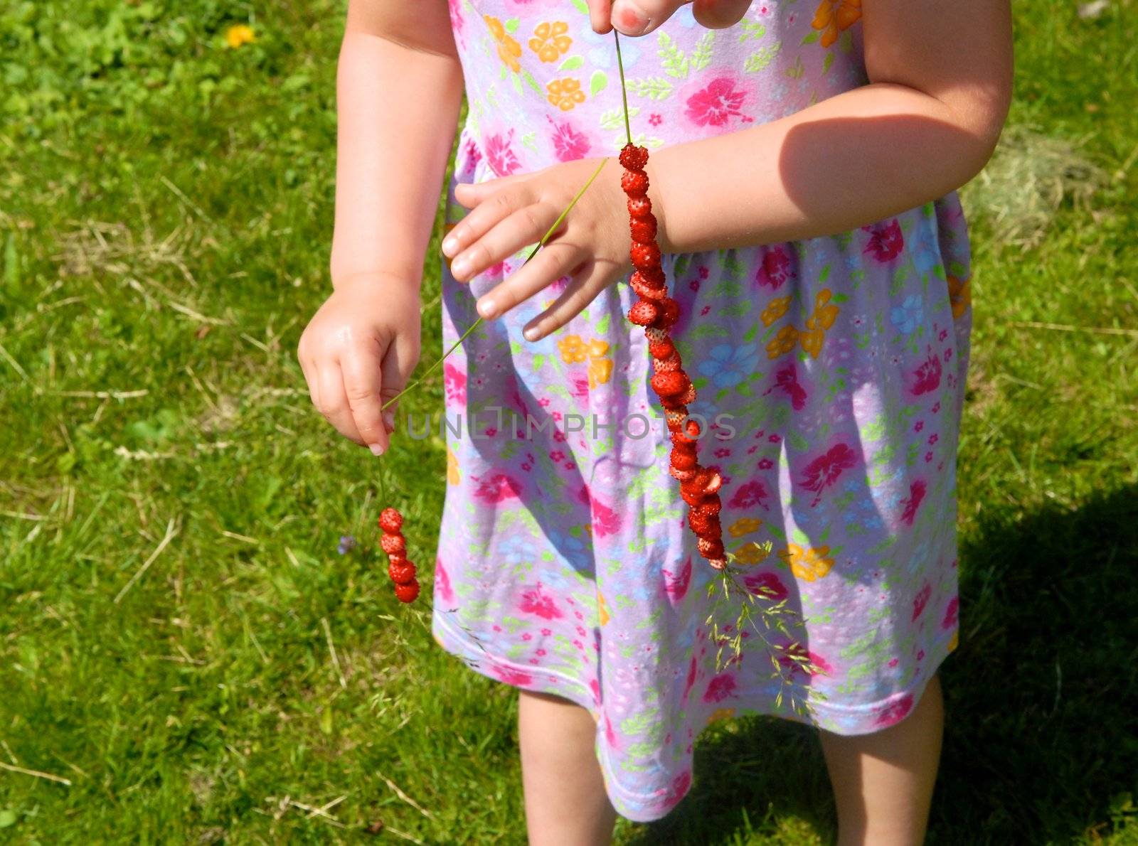 Scandinavian Lifestyle - a happy girl with a bunch of fruit by Bildehagen