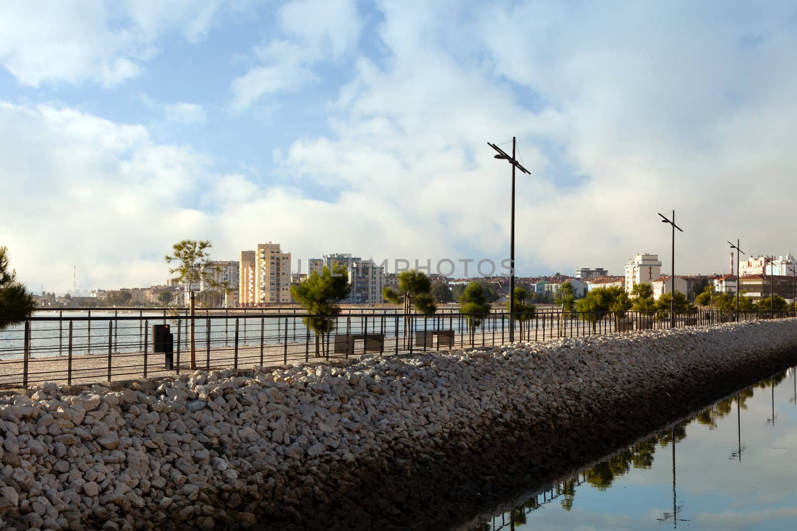 Promenade along the Tejo river.