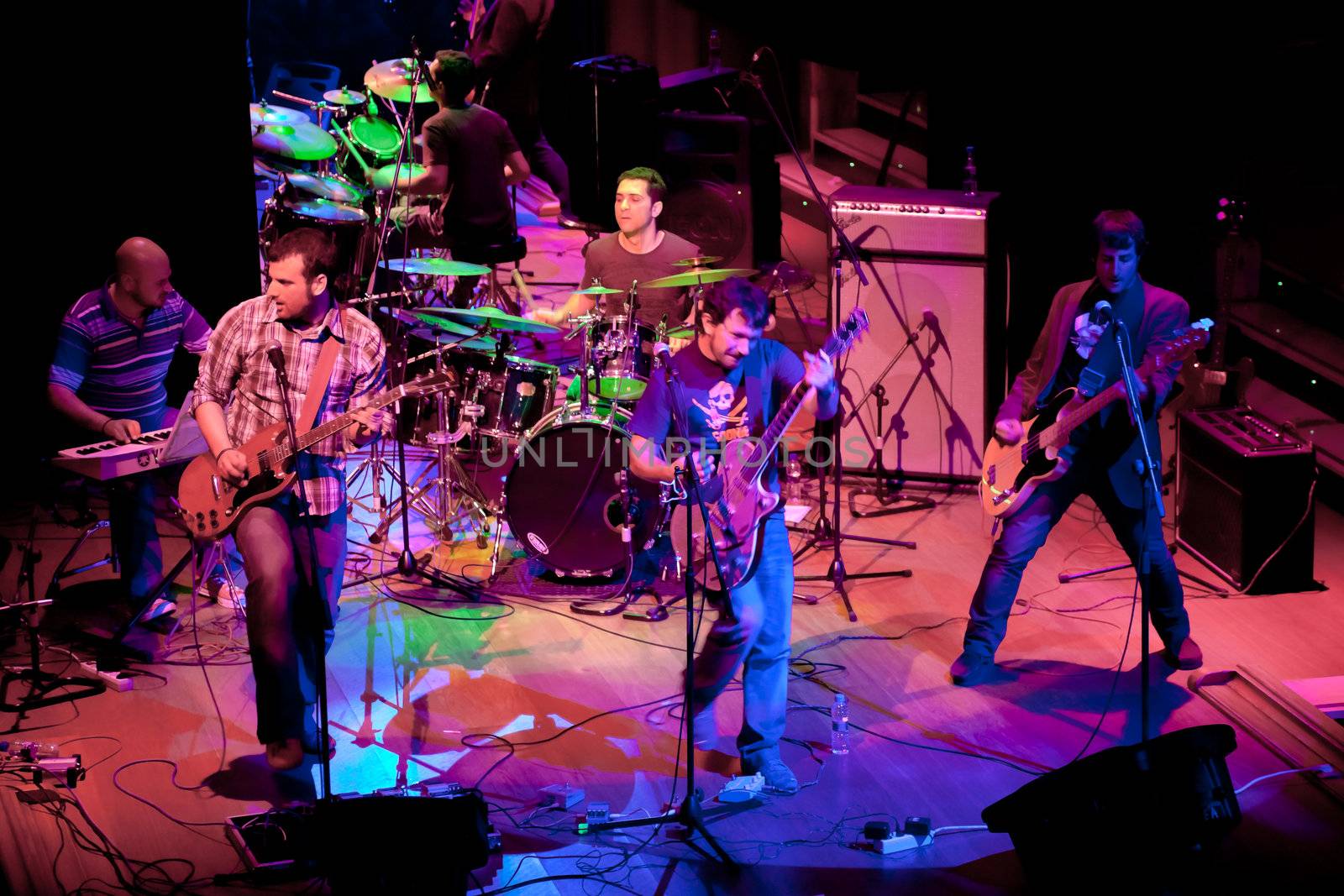 EL PUERTO DE SANTA MARIA, SPAIN - APR 24: Concert of the group of Indie Pop, Champagne on Apr 24, 2009, on the discotheque Mucho Teatro on El Puerto de Santa Maria, Cadiz, Spain