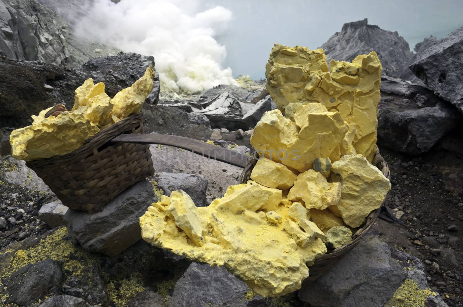 Basket full of sulfur nuggets by rigamondis