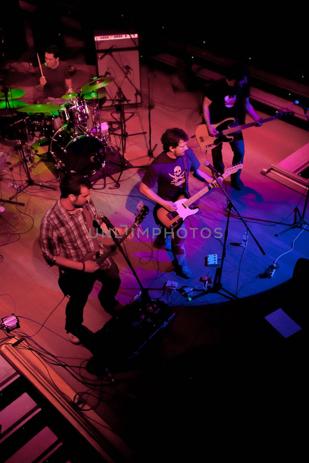 EL PUERTO DE SANTA MARIA, SPAIN - APR 24: Concert of the group of Indie Pop, Champagne on Apr 24, 2009, on the discotheque Mucho Teatro on El Puerto de Santa Maria, Cadiz, Spain