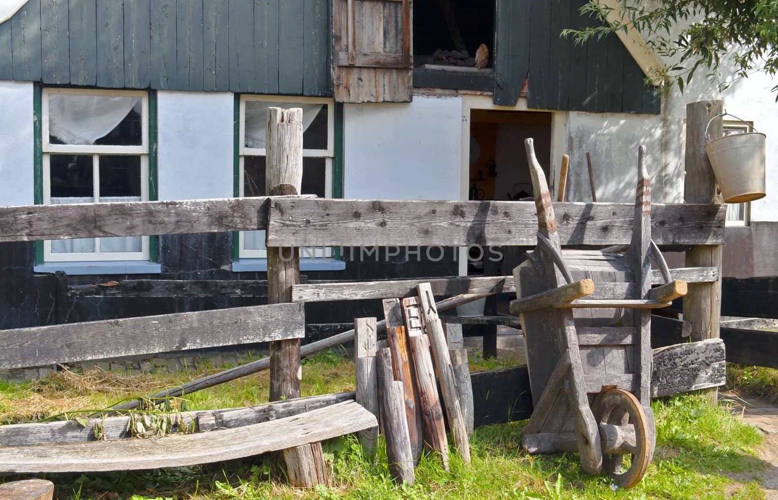 Traditional rural farmhouse by rigamondis