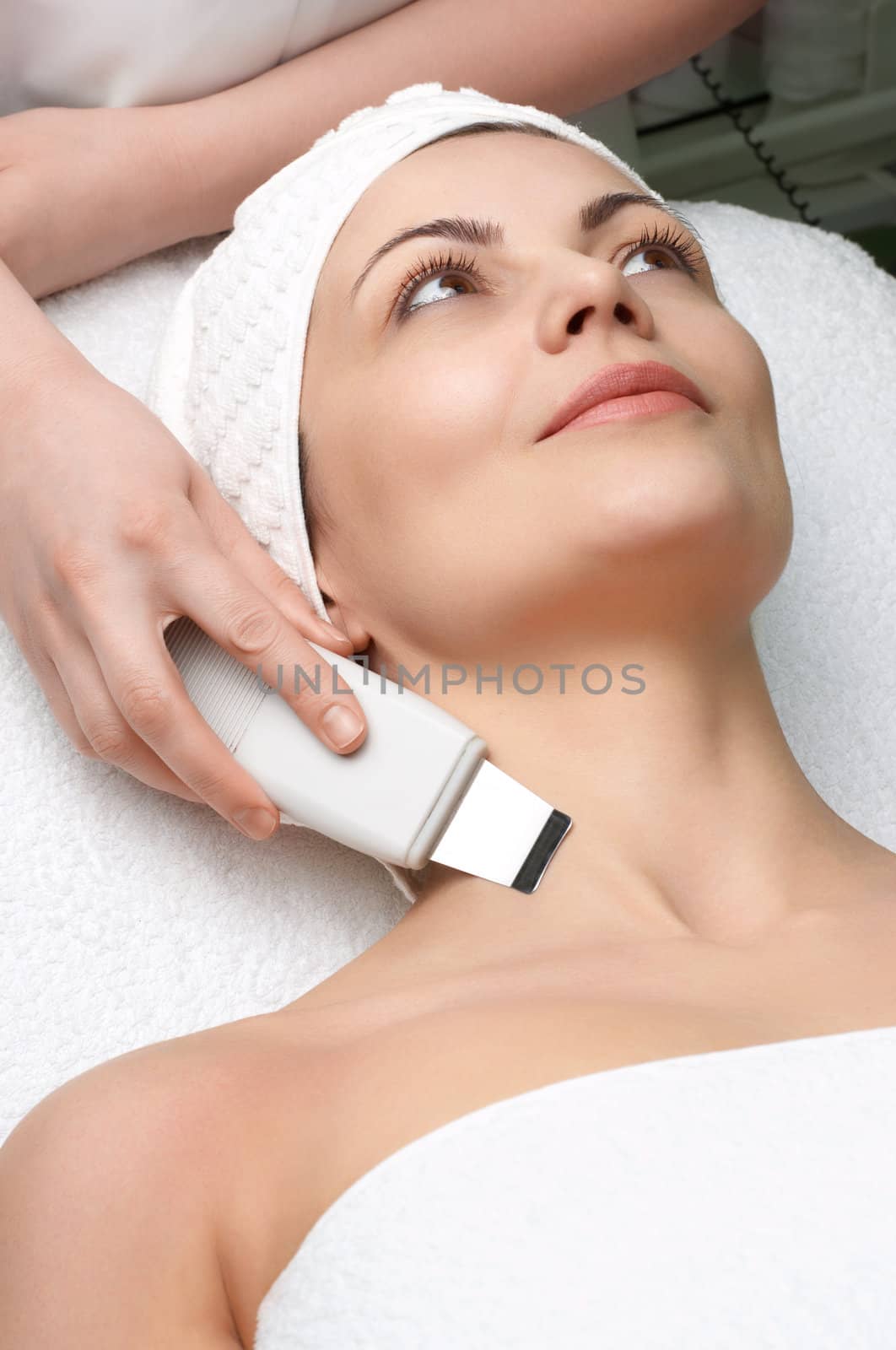 woman getting ultrasound skin cleaning at beauty salon