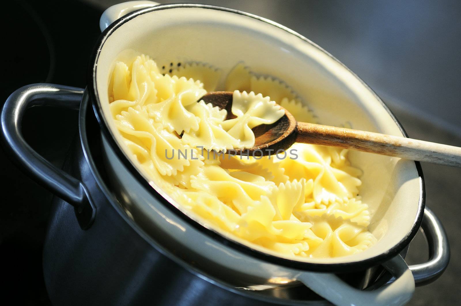 cooking pasta by ventdusud