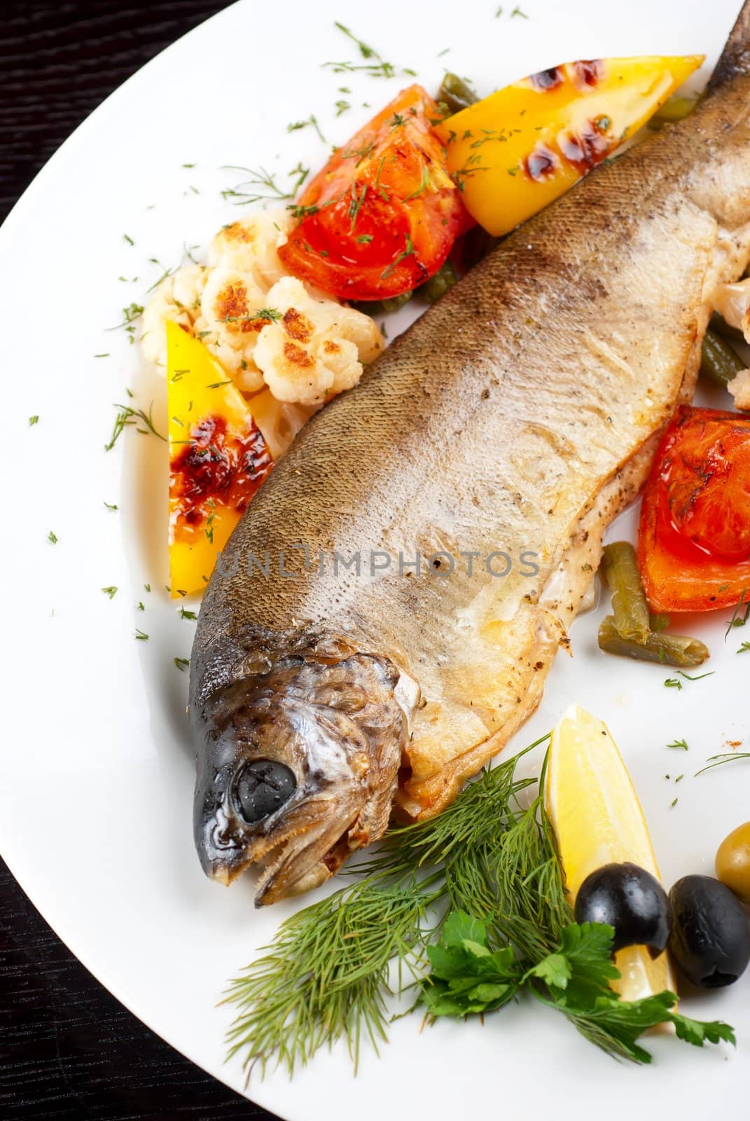 trout fish baked with pepper, string beans, tomato and cauliflower