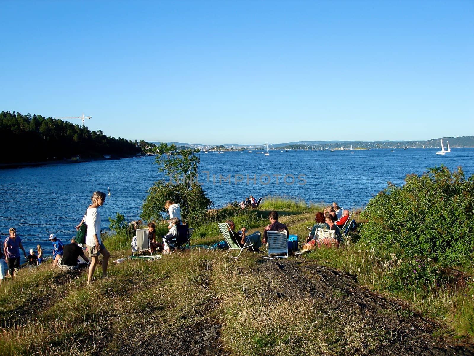 Scandinavian Lifestyle - people having fun at the seaside by Bildehagen