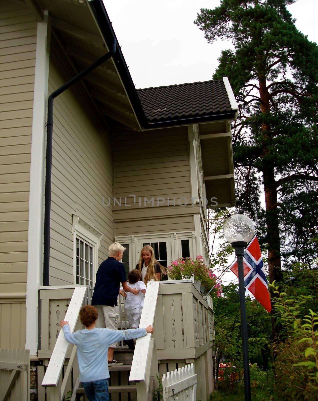 Scandinavian Lifestyle - happy family by Bildehagen