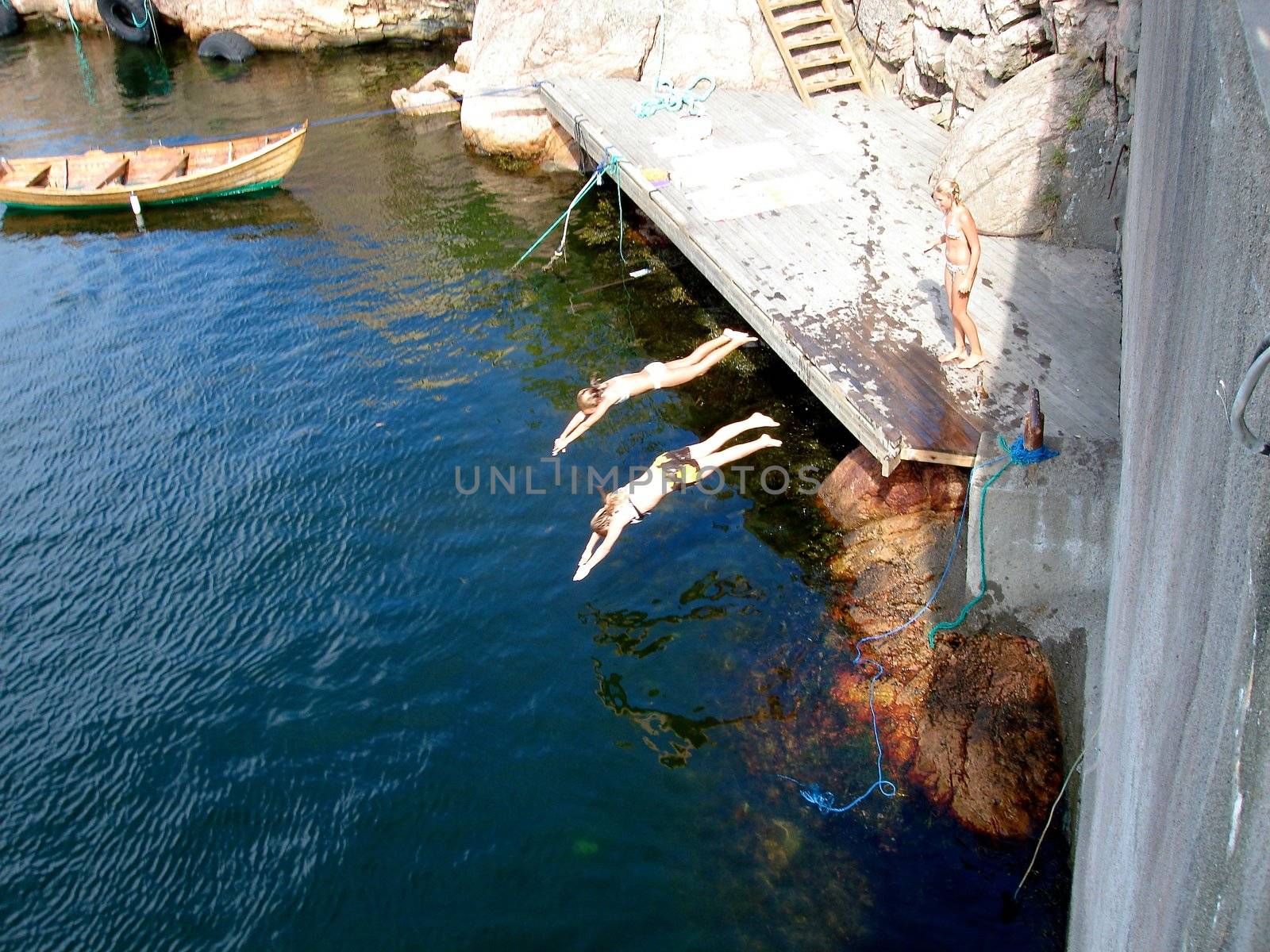 Scandinavian Lifestyle - children diving into the sea by Bildehagen