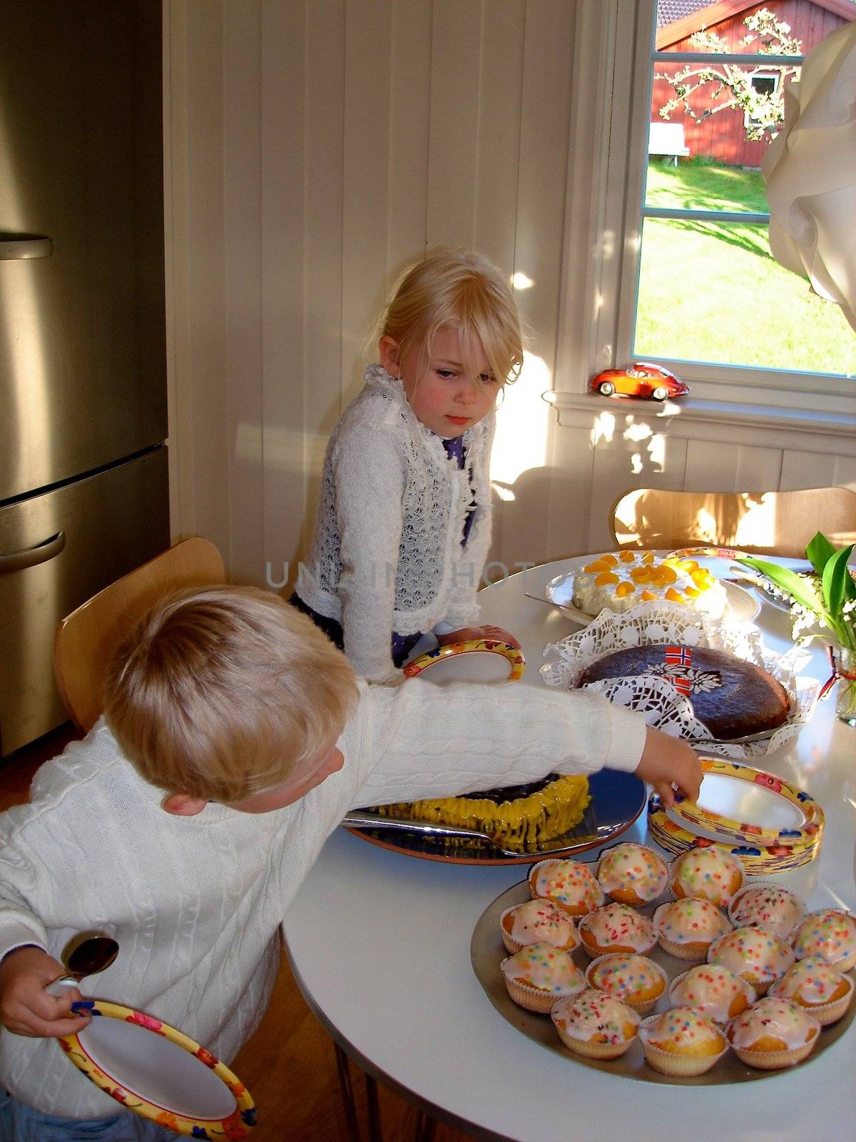 children want to eat cup cakes. Please note: No negative use allowed.