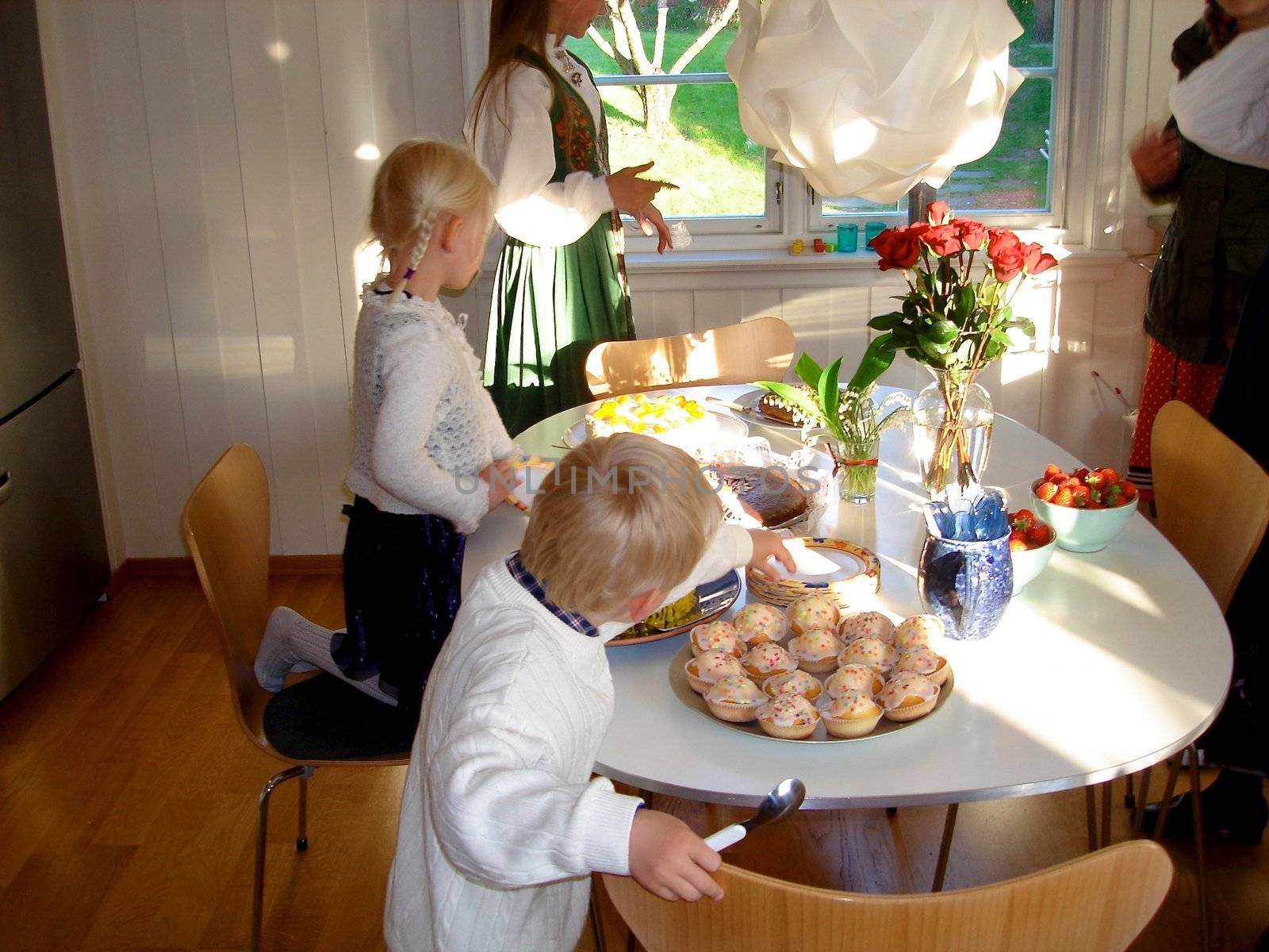 Scandinavian Lifestyle - children want to eat cup cakes by Bildehagen