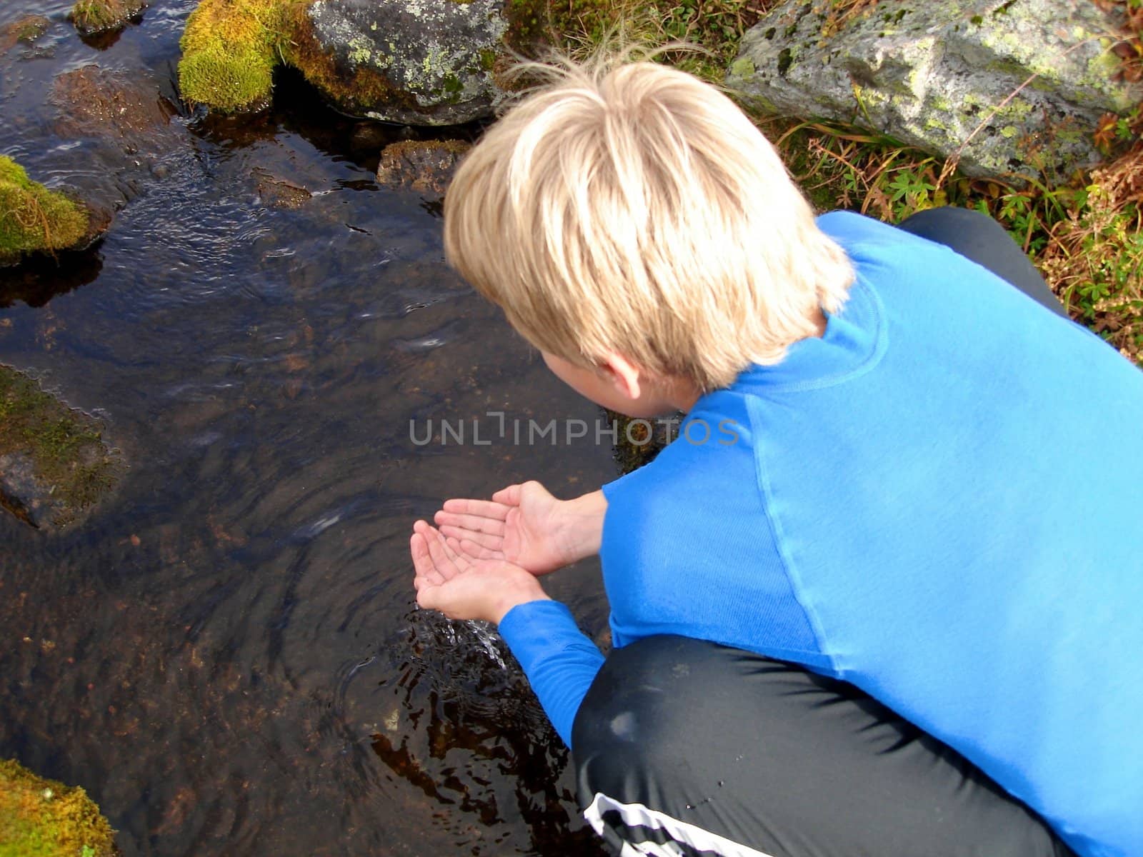 Scandinavian Lifestyle - wash hands in the river by Bildehagen