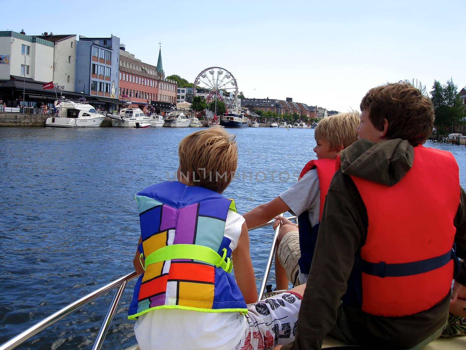 Scandinavian Lifestyle - pass by the city by boating by Bildehagen