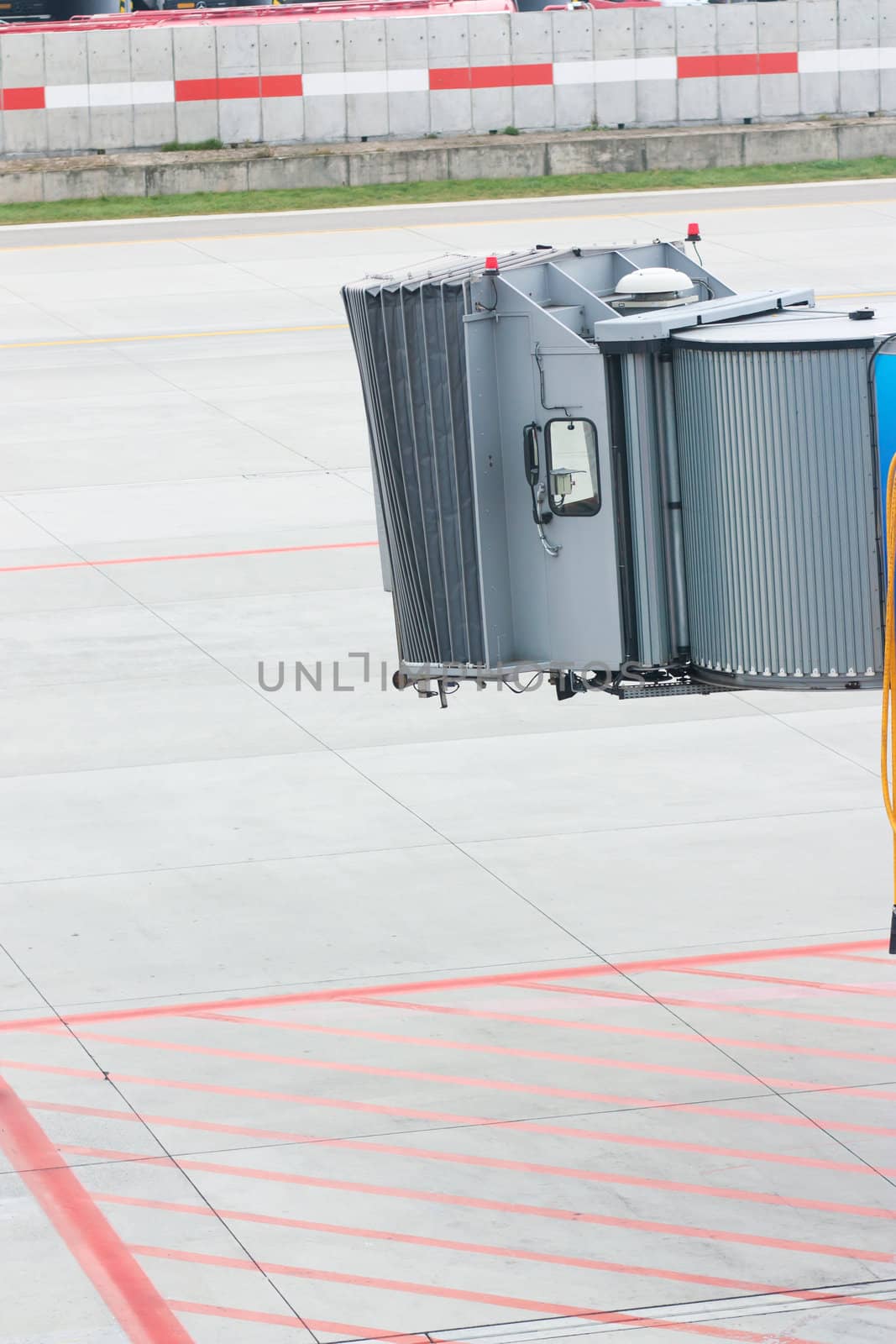 A jetway ready to receive passengers