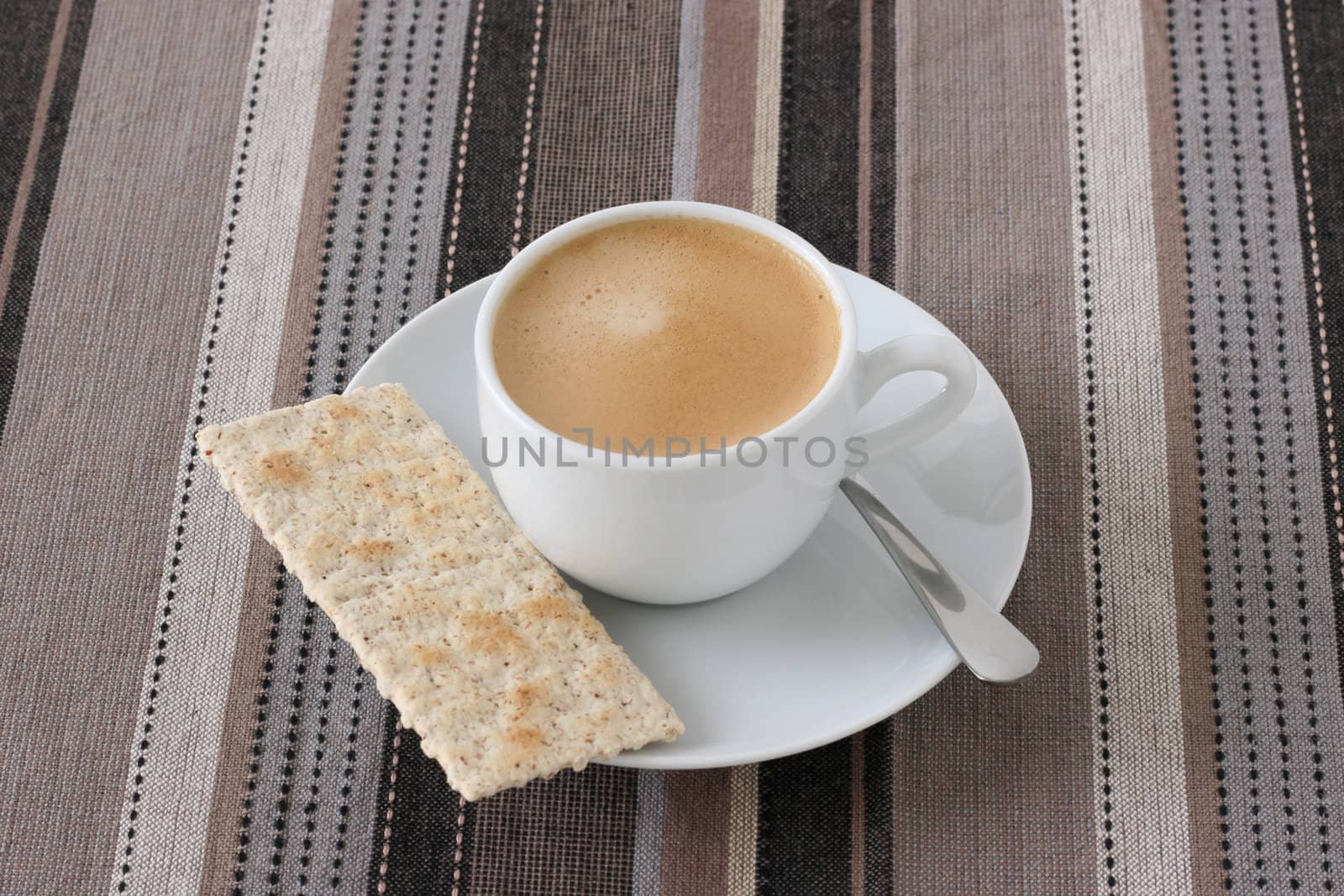 a cup of coffee with crackers