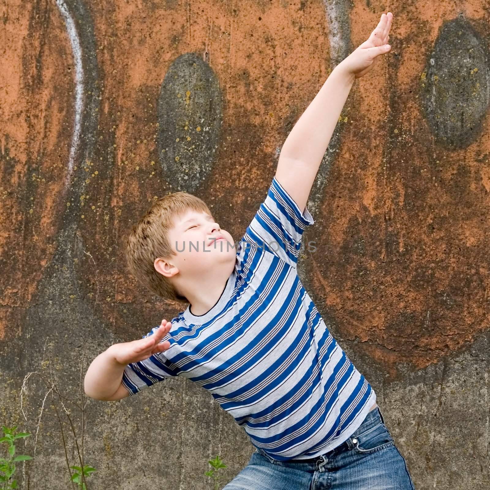 The boy with painted wall at background