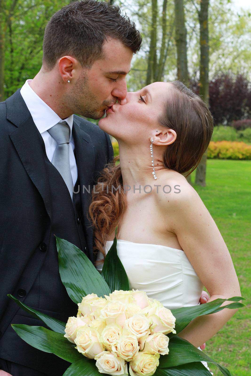 Bride and groom  by lsantilli