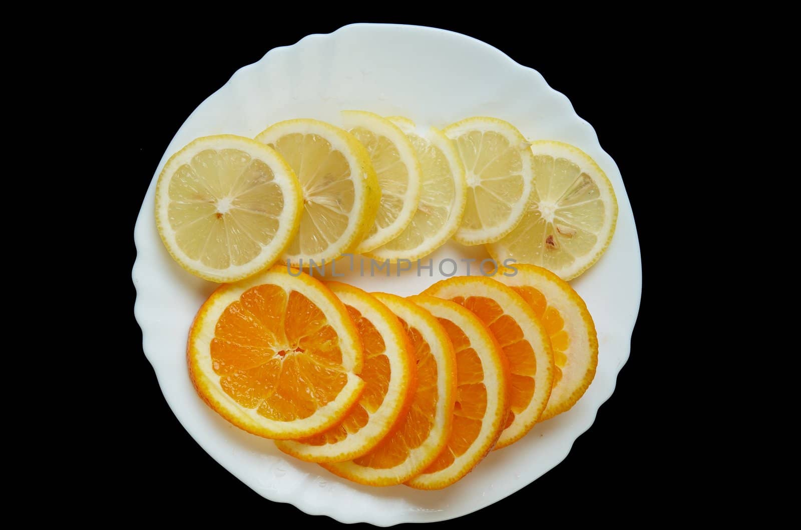 the cut oranges and lemons on the plate