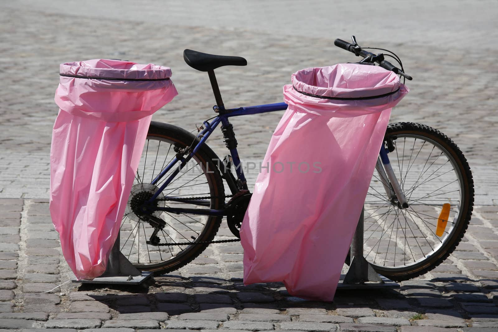 Pink litter bags by ABCDK