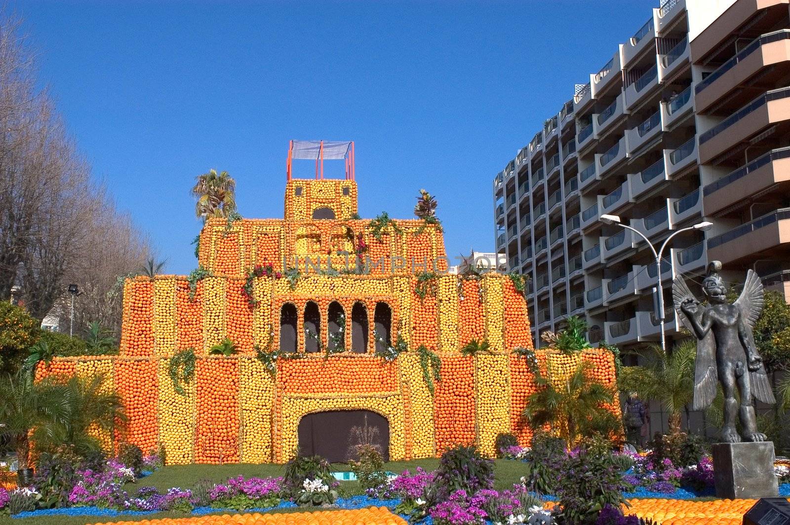 With this occasion the gardens are the theater of construction of monument out of oranges and lemons on a different topic each years.