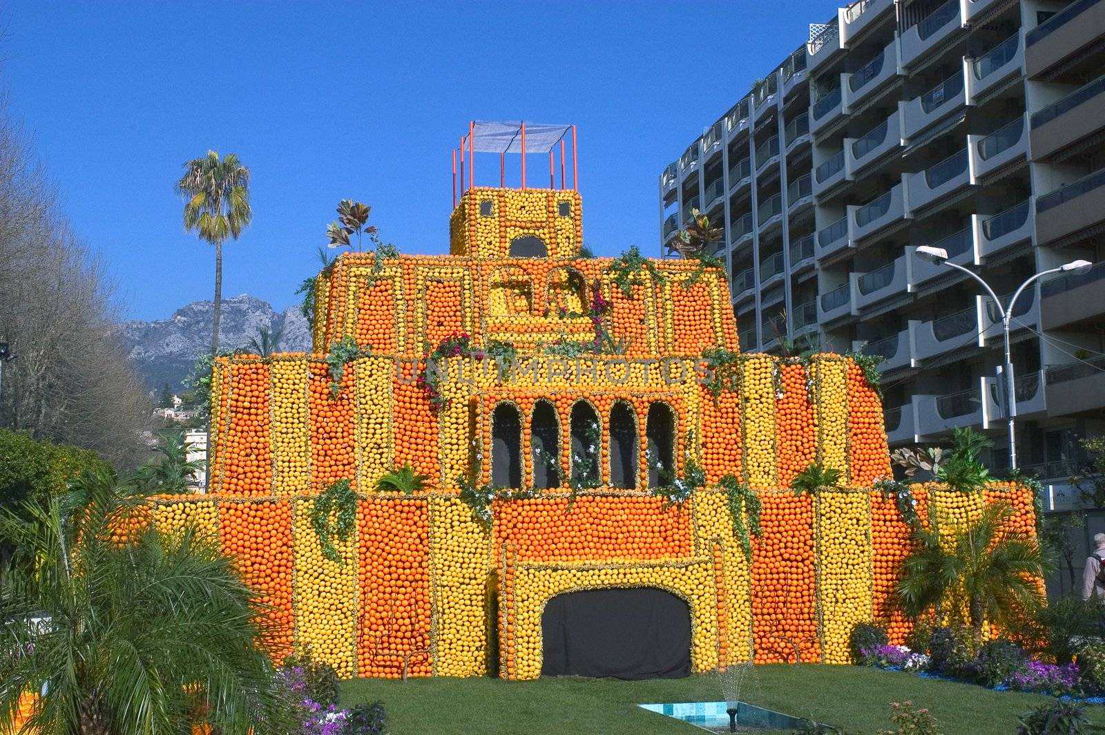 With this occasion the gardens are the theater of construction of monument out of oranges and lemons on a different topic each years.