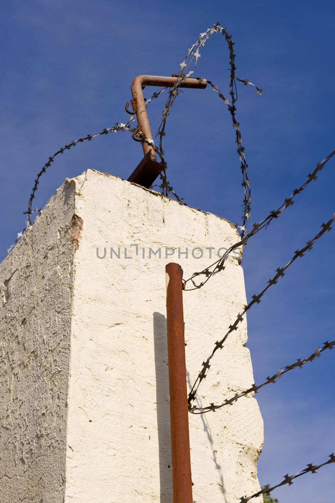 Prison barbed wire by Alenmax